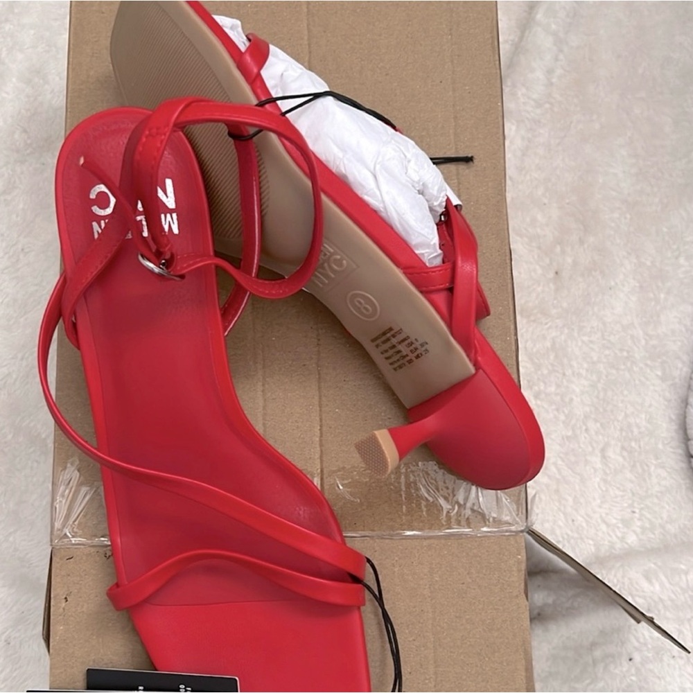 Elegant Red Strappy Kitten Heel sandals.
BRAND NEW!